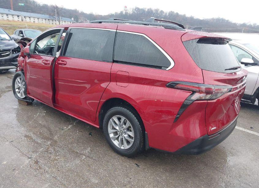 Photo 3 of 2024 Toyota Sienna LE (VIN 5TDBSKFC5RS145965)