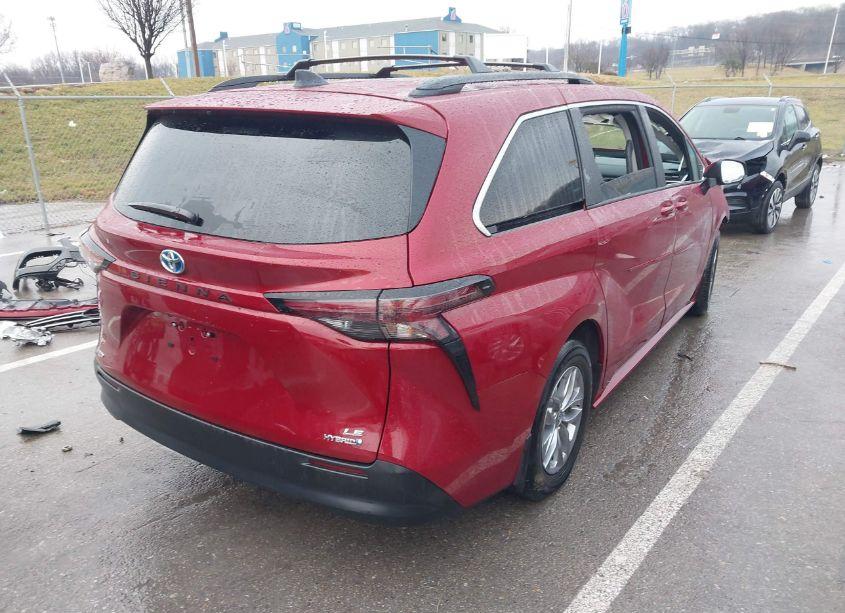 Photo 4 of 2024 Toyota Sienna LE (VIN 5TDBSKFC5RS145965)