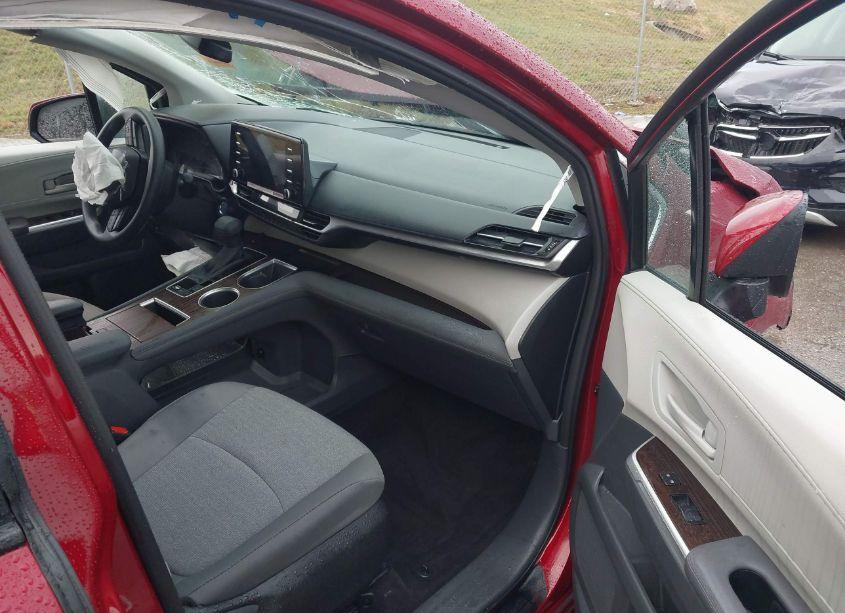 Photo 5 of 2024 Toyota Sienna LE (VIN 5TDBSKFC5RS145965)