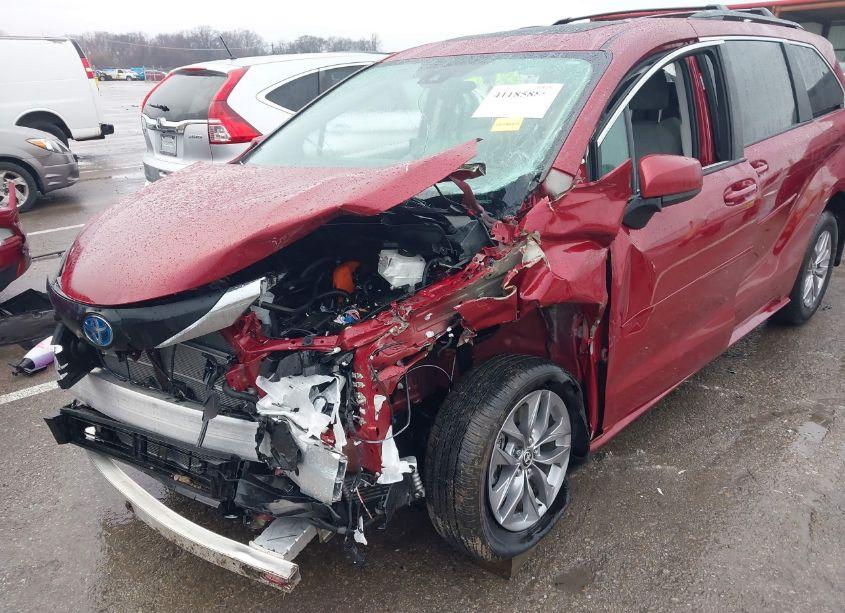 Photo 6 of 2024 Toyota Sienna LE (VIN 5TDBSKFC5RS145965)