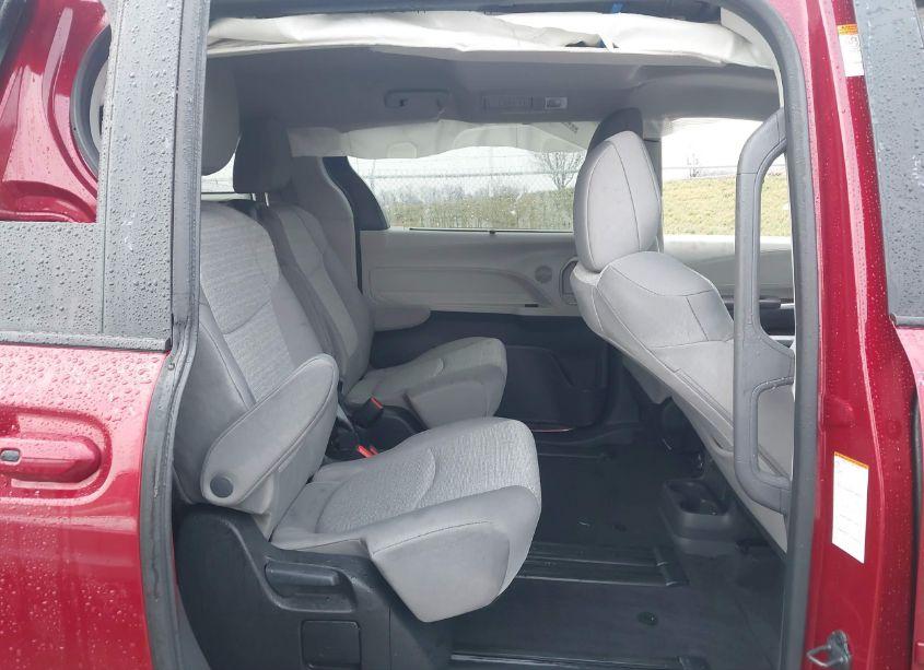 Photo 8 of 2024 Toyota Sienna LE (VIN 5TDBSKFC5RS145965)