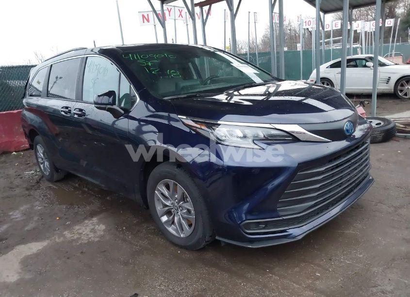 2024 Toyota Sienna LE (VIN 5TDBSKFC7RS118282) main photo