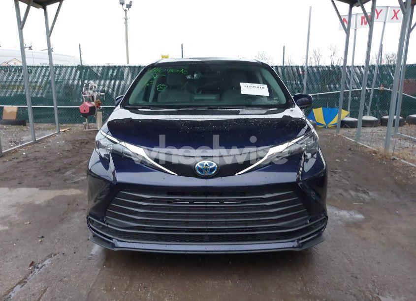 Photo 13 of 2024 Toyota Sienna LE (VIN 5TDBSKFC7RS118282)