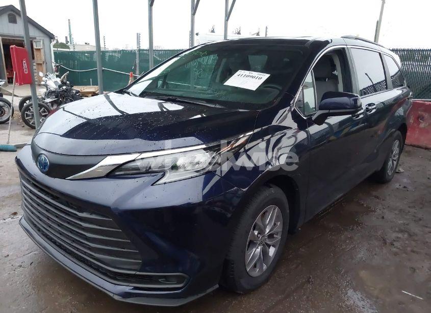 Photo 2 of 2024 Toyota Sienna LE (VIN 5TDBSKFC7RS118282)