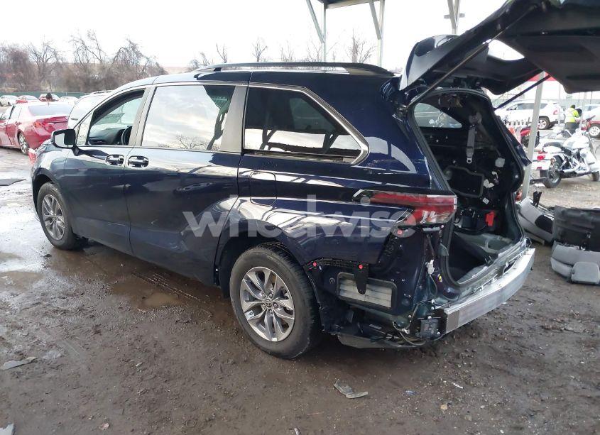 Photo 3 of 2024 Toyota Sienna LE (VIN 5TDBSKFC7RS118282)