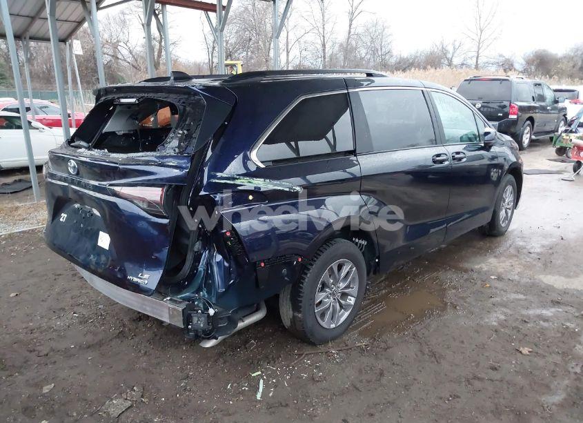 Photo 4 of 2024 Toyota Sienna LE (VIN 5TDBSKFC7RS118282)