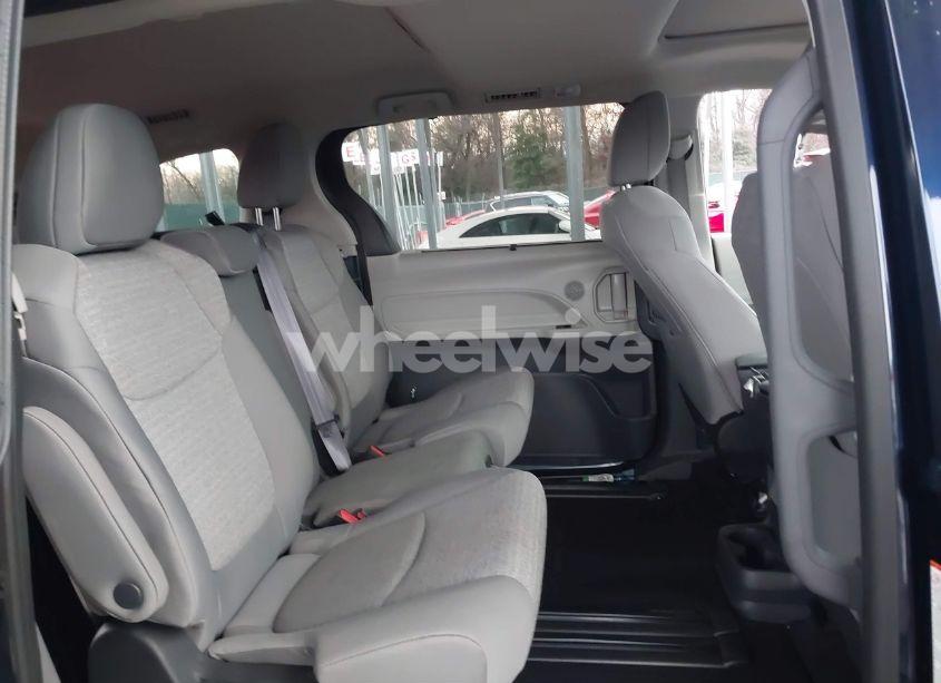 Photo 8 of 2024 Toyota Sienna LE (VIN 5TDBSKFC7RS118282)