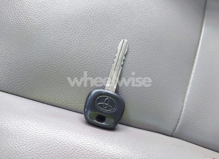 Photo 11 of 2005 Toyota Sequoia SR5 V8 (VIN 5TDBT44A05S235528)