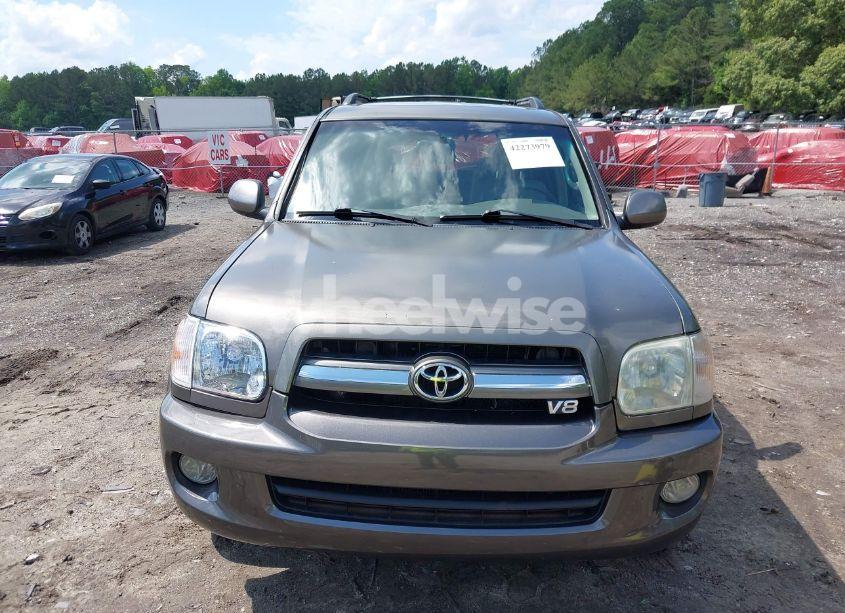 Photo 12 of 2005 Toyota Sequoia SR5 V8 (VIN 5TDBT44A05S235528)