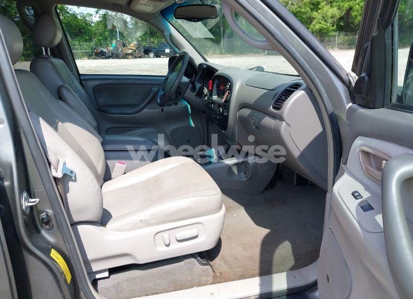 Photo 5 of 2005 Toyota Sequoia SR5 V8 (VIN 5TDBT44A05S235528)