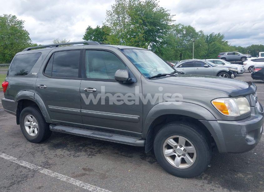 Photo 12 of 2005 Toyota Sequoia SR5 V8 (VIN 5TDBT44A05S245105)