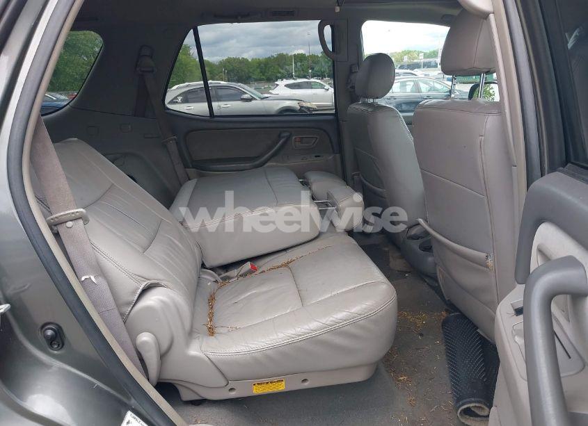 Photo 8 of 2005 Toyota Sequoia SR5 V8 (VIN 5TDBT44A05S245105)