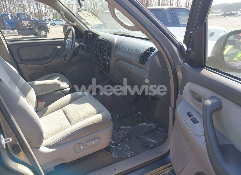 Photo 5 of 2005 Toyota Sequoia SR5 V8 (VIN 5TDBT44A05S245220)