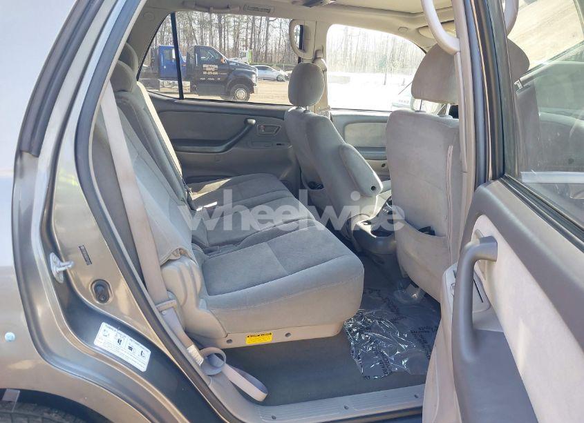 Photo 8 of 2005 Toyota Sequoia SR5 V8 (VIN 5TDBT44A05S245220)