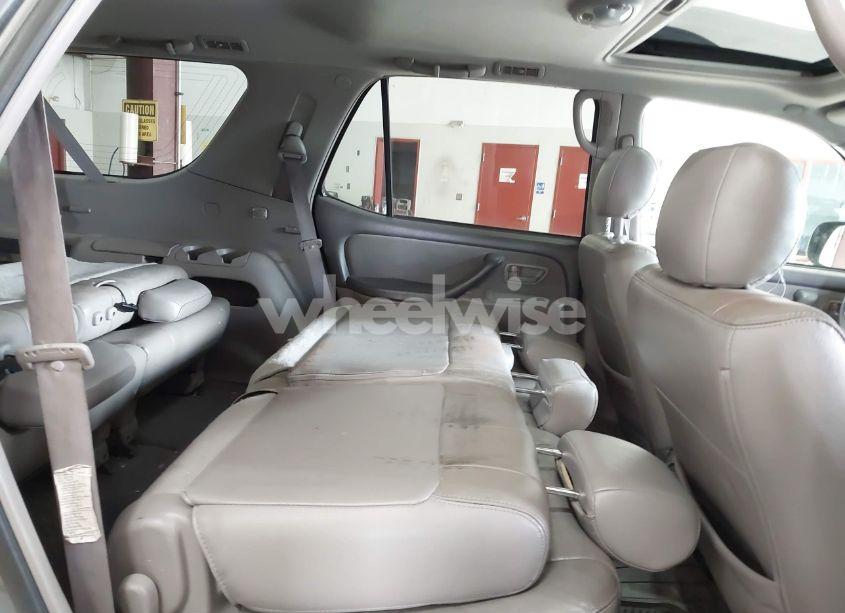 Photo 8 of 2006 Toyota Sequoia SR5 V8 (VIN 5TDBT44A06S268210)