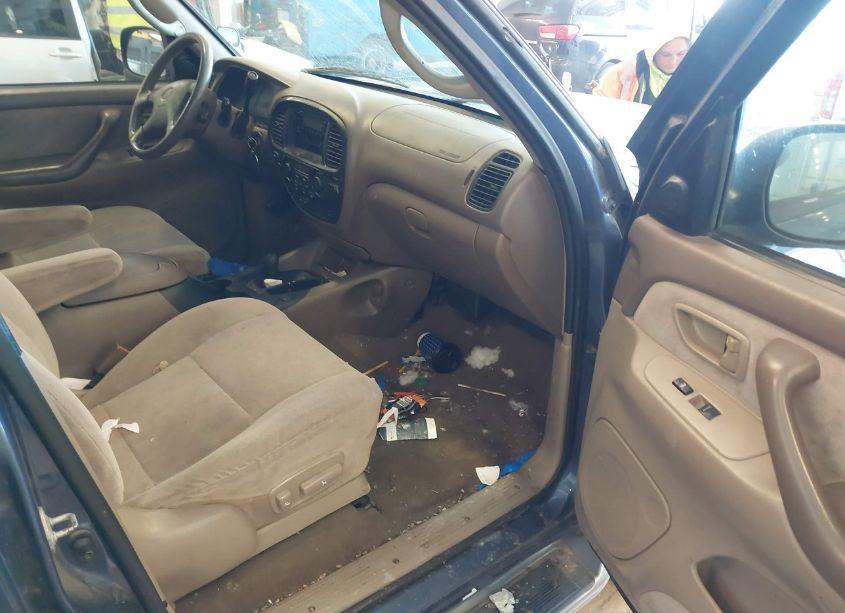 Photo 5 of 2001 Toyota Sequoia SR5 V8 (VIN 5TDBT44A11S012151)