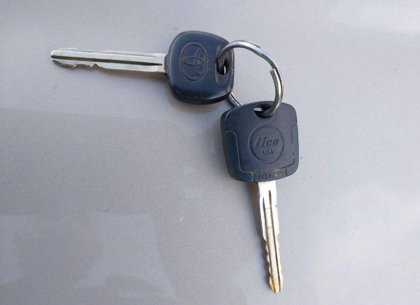 Photo 11 of 2001 Toyota Sequoia SR5 V8 (VIN 5TDBT44A11S022985)