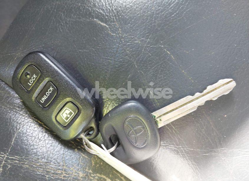 Photo 11 of 2005 Toyota Sequoia SR5 V8 (VIN 5TDBT44A15S248062)