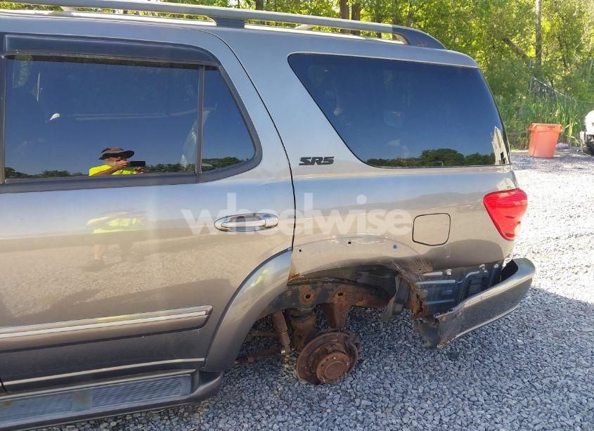 Photo 6 of 2005 Toyota Sequoia SR5 V8 (VIN 5TDBT44A15S248062)