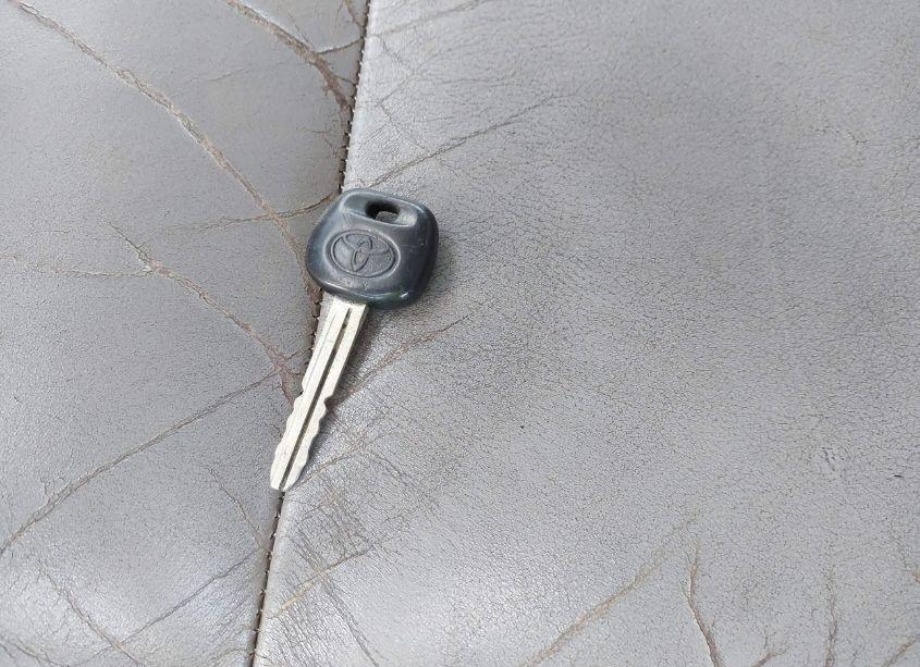 Photo 11 of 2001 Toyota Sequoia SR5 V8 (VIN 5TDBT44A21S041898)