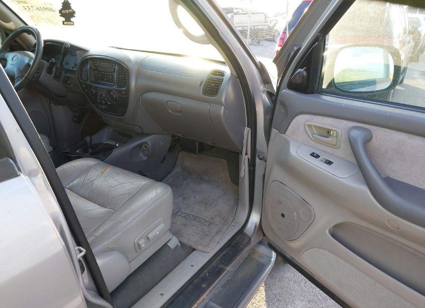 Photo 5 of 2001 Toyota Sequoia SR5 V8 (VIN 5TDBT44A21S041898)