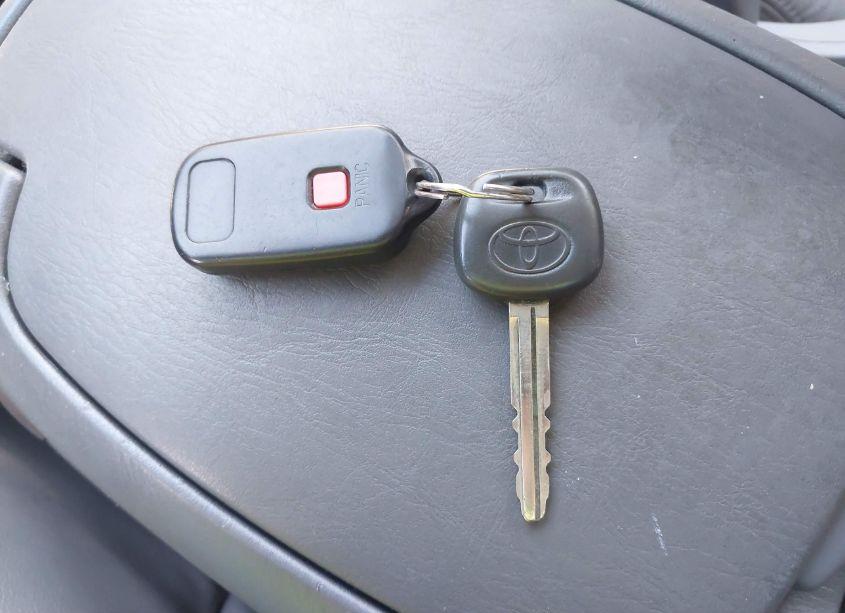 Photo 11 of 2002 Toyota Sequoia SR5 V8 (VIN 5TDBT44A22S084848)