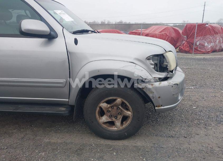Photo 13 of 2002 Toyota Sequoia SR5 V8 (VIN 5TDBT44A32S065810)