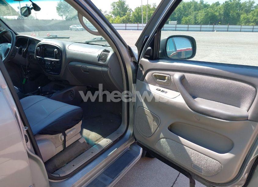 Photo 5 of 2002 Toyota Sequoia SR5 V8 (VIN 5TDBT44A42S120944)
