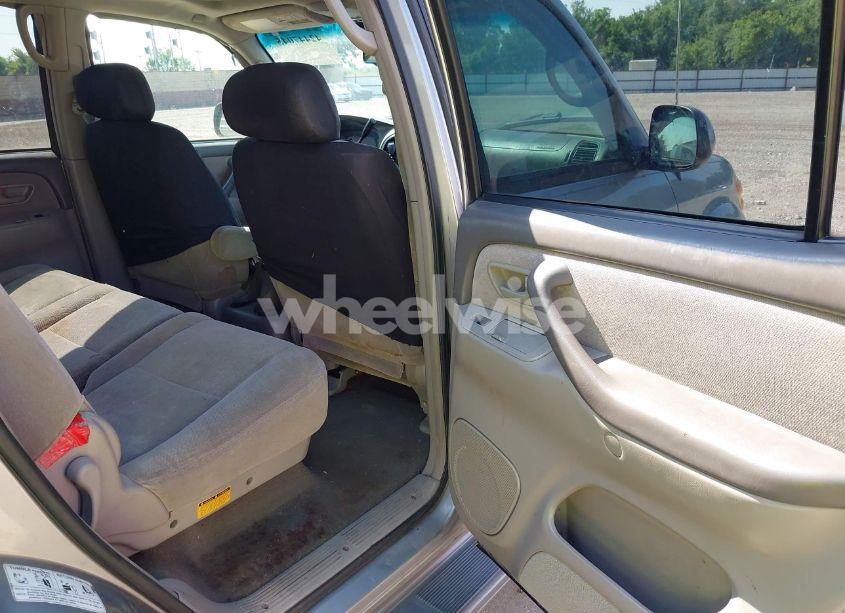 Photo 8 of 2002 Toyota Sequoia SR5 V8 (VIN 5TDBT44A42S120944)
