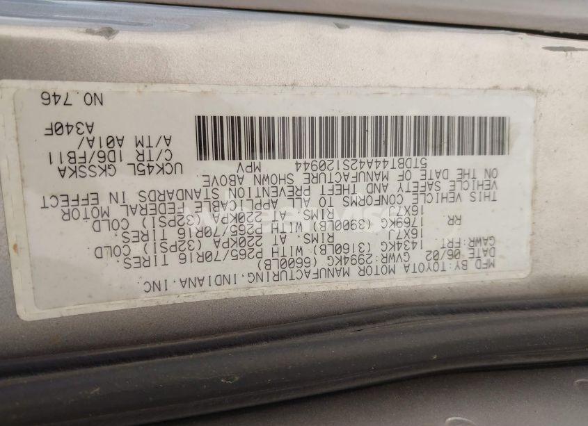 Photo 9 of 2002 Toyota Sequoia SR5 V8 (VIN 5TDBT44A42S120944)