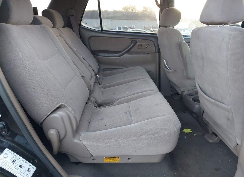 Photo 8 of 2004 Toyota Sequoia SR5 V8 (VIN 5TDBT44A44S210971)