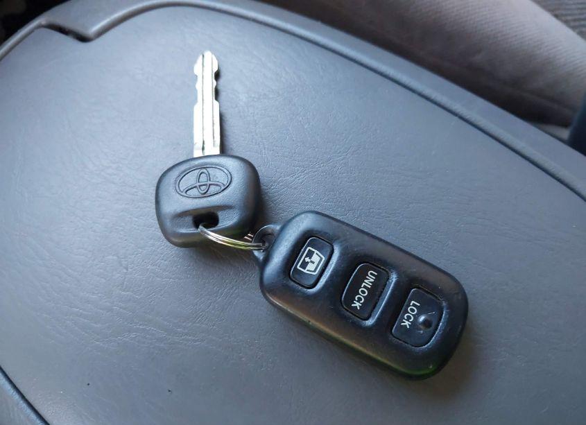 Photo 11 of 2002 Toyota Sequoia SR5 V8 (VIN 5TDBT44A52S112500)