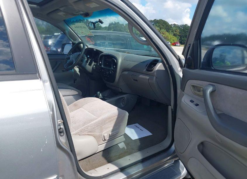 Photo 5 of 2002 Toyota Sequoia SR5 V8 (VIN 5TDBT44A52S112500)