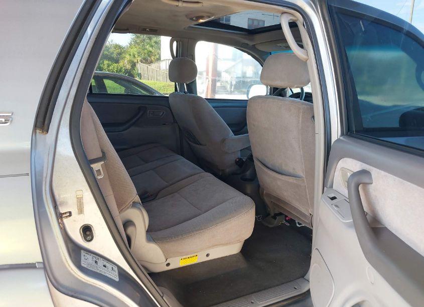 Photo 8 of 2002 Toyota Sequoia SR5 V8 (VIN 5TDBT44A52S112500)