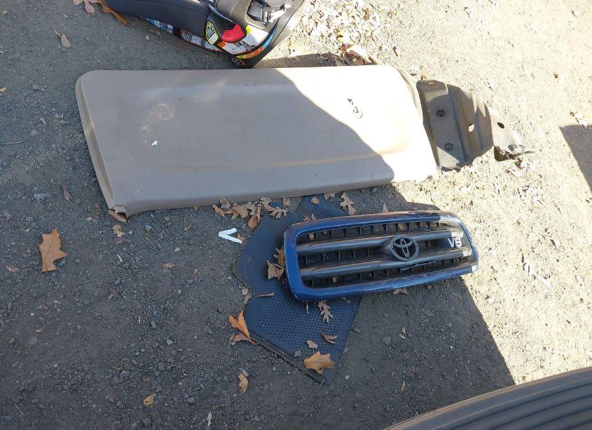 Photo 12 of 2004 Toyota Sequoia SR5 V8 (VIN 5TDBT44A54S205262)