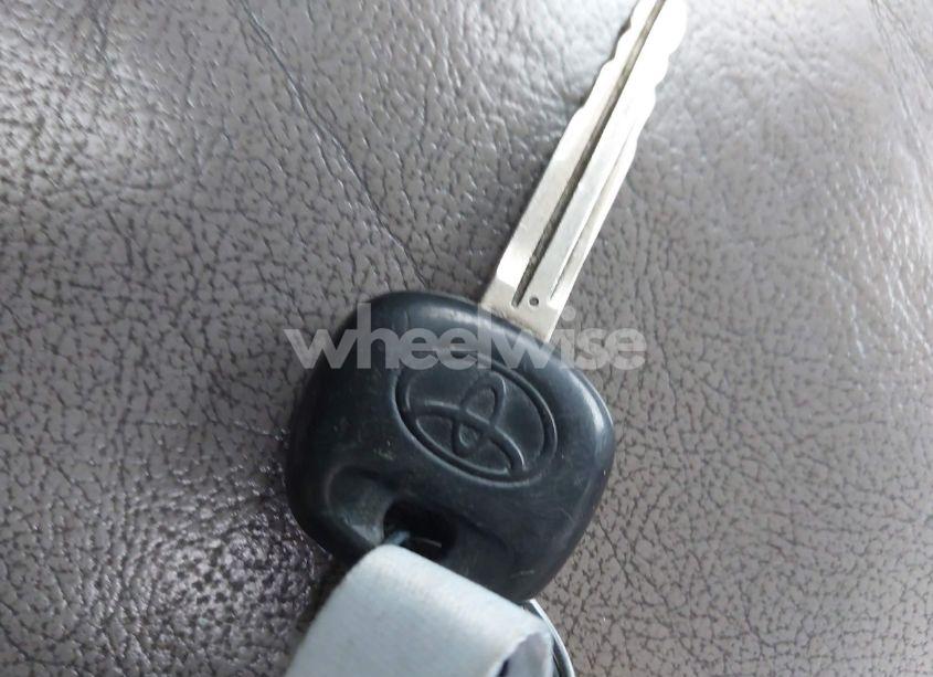 Photo 11 of 2005 Toyota Sequoia SR5 V8 (VIN 5TDBT44A55S244712)