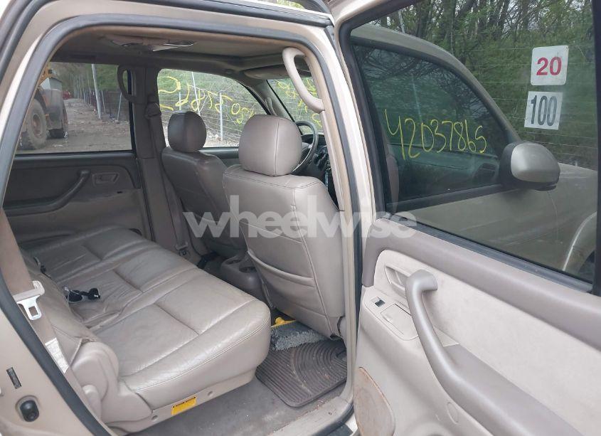 Photo 8 of 2005 Toyota Sequoia SR5 V8 (VIN 5TDBT44A55S244712)