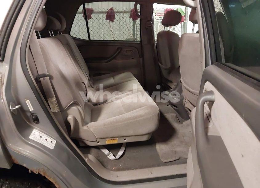 Photo 8 of 2002 Toyota Sequoia SR5 V8 (VIN 5TDBT44A62S073478)