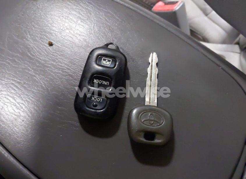 Photo 11 of 2004 Toyota Sequoia SR5 V8 (VIN 5TDBT44A64S227125)