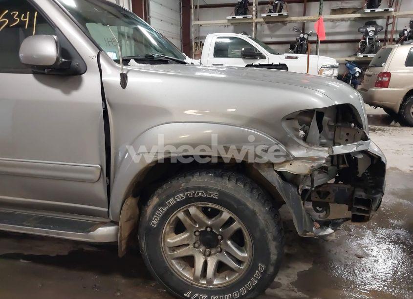 Photo 12 of 2004 Toyota Sequoia SR5 V8 (VIN 5TDBT44A64S227125)