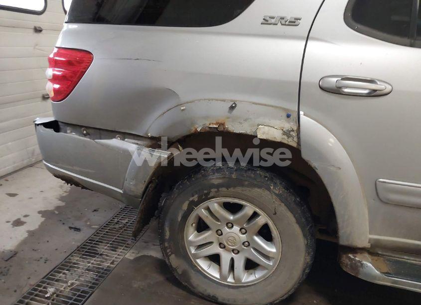 Photo 13 of 2004 Toyota Sequoia SR5 V8 (VIN 5TDBT44A64S227125)