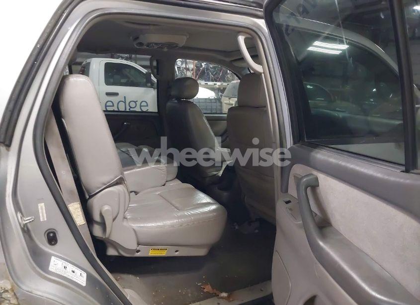 Photo 8 of 2004 Toyota Sequoia SR5 V8 (VIN 5TDBT44A64S227125)