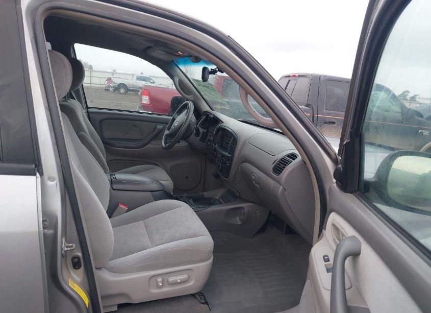 Photo 5 of 2005 Toyota Sequoia SR5 V8 (VIN 5TDBT44A65S237249)