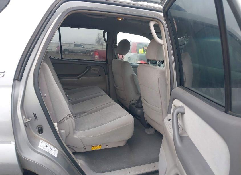 Photo 8 of 2005 Toyota Sequoia SR5 V8 (VIN 5TDBT44A65S237249)