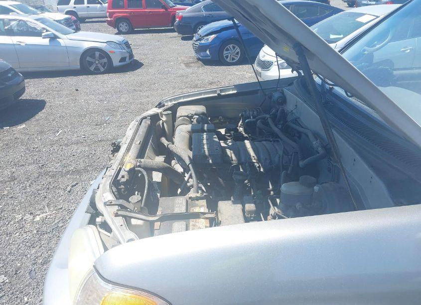 Photo 10 of 2004 Toyota Sequoia SR5 V8 (VIN 5TDBT44A74S212875)