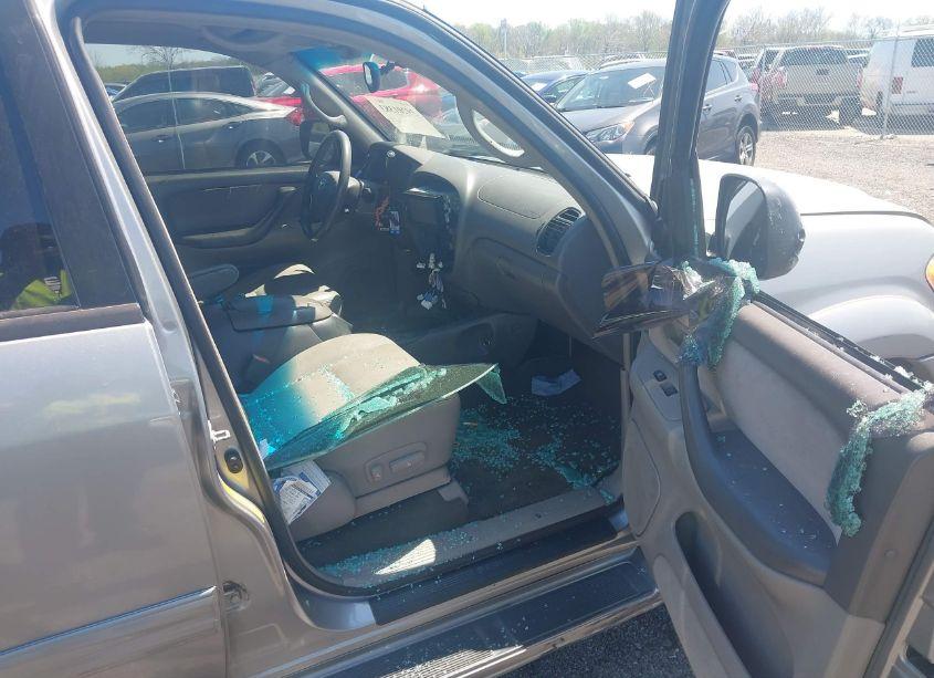 Photo 5 of 2004 Toyota Sequoia SR5 V8 (VIN 5TDBT44A74S212875)