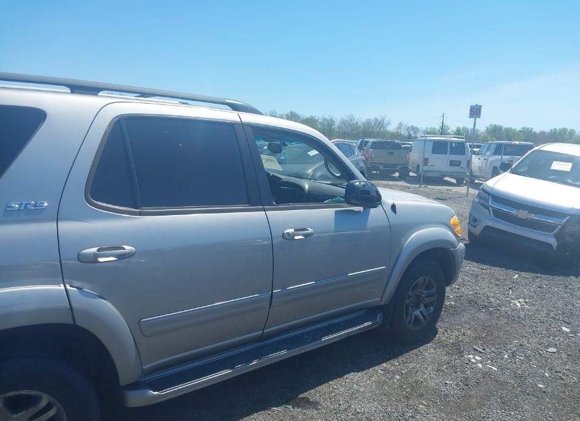 Photo 6 of 2004 Toyota Sequoia SR5 V8 (VIN 5TDBT44A74S212875)