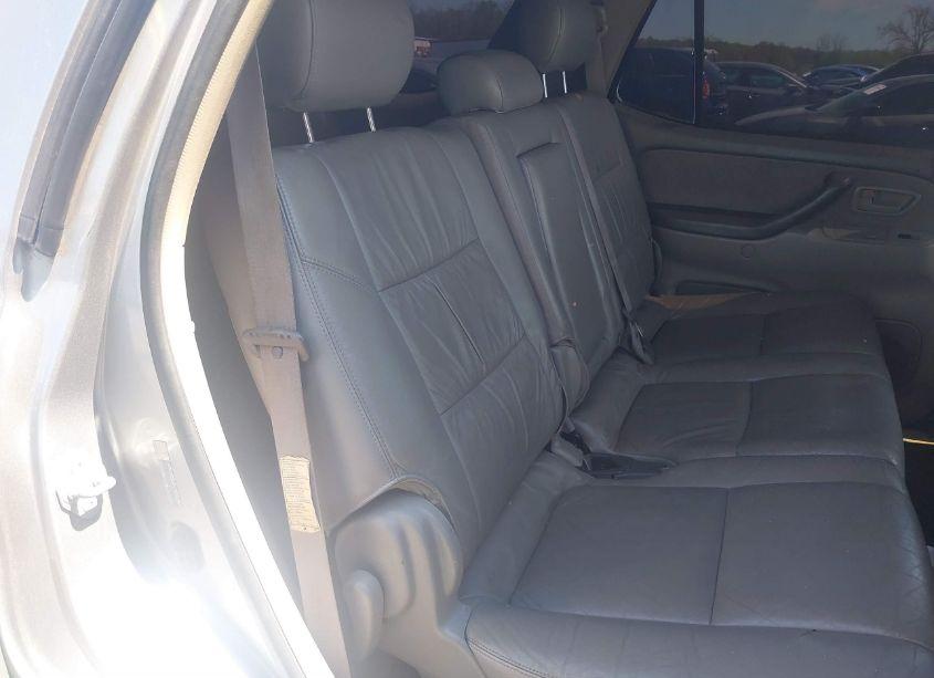 Photo 8 of 2004 Toyota Sequoia SR5 V8 (VIN 5TDBT44A74S212875)
