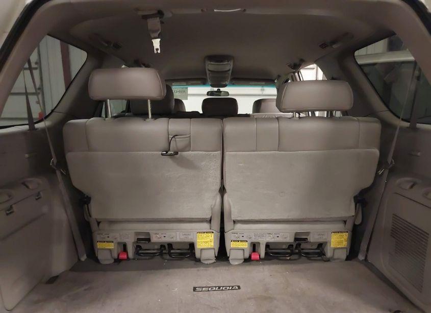 Photo 18 of 2004 Toyota Sequoia SR5 V8 (VIN 5TDBT44A74S225058)