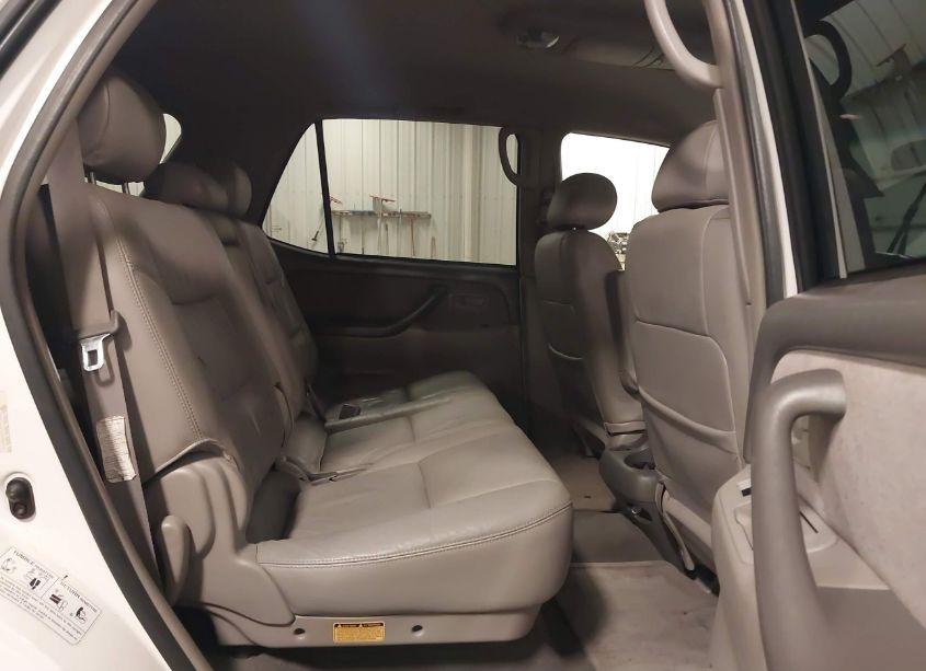 Photo 8 of 2004 Toyota Sequoia SR5 V8 (VIN 5TDBT44A74S225058)